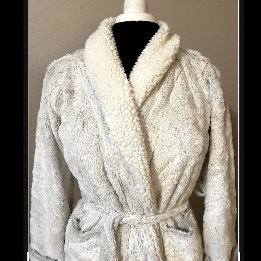 Super Soft & Cozy Fur-like Bath Robe - XS/S - Picture 1 of 5